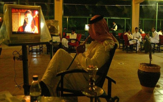 مصر اليوم - تشديد الرقابة بالمقاهي السعودية بعد أزمة الكحوليات