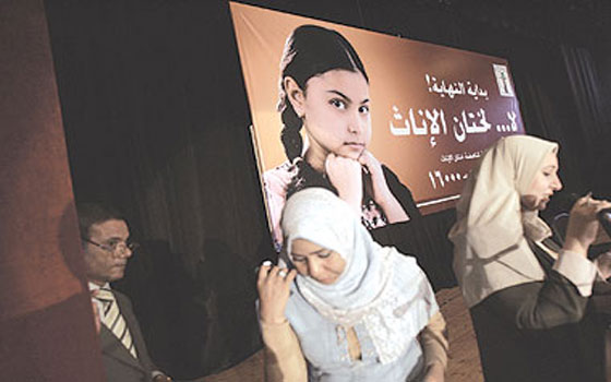   مصر اليوم - خبراء وأطبّاء يؤكّدون أن ظاهرة ختان الإناث ما زالت موجودة ومنتشرة بقوّة