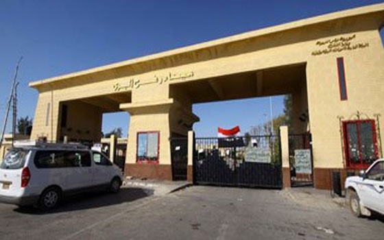   مصر اليوم - ادخال 30 سيارة معونة إلى قطاع غزة عن طريق معبر رفح البري