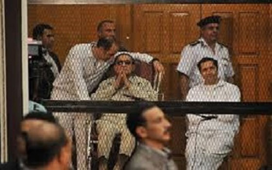   مصر اليوم - مبارك يتبادل مع نجله جمال حديثاً مطولاً فور دخوله قفص الاتهام