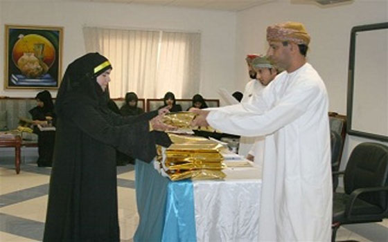   مصر اليوم - الكلية التقنية في عبري العمانية تكرم طلابها المجيدين