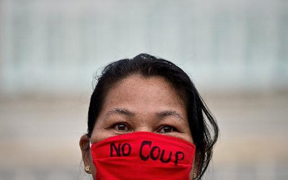   مصر اليوم - الأفراج عن رئيسة وزراء تايلاند السابقة وتوقيف أحد وزرائها