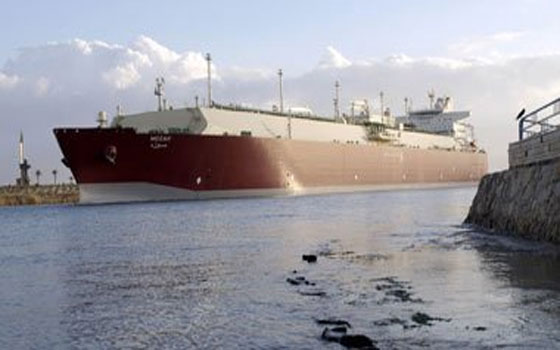   مصر اليوم - عبور 40 سفينة قناة السويس بحمولة قدرها 2.3 مليون طن