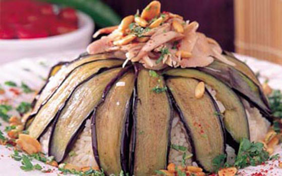   مصر اليوم - مقلوبة الباذنجان الشهية بشرائح الدجاج