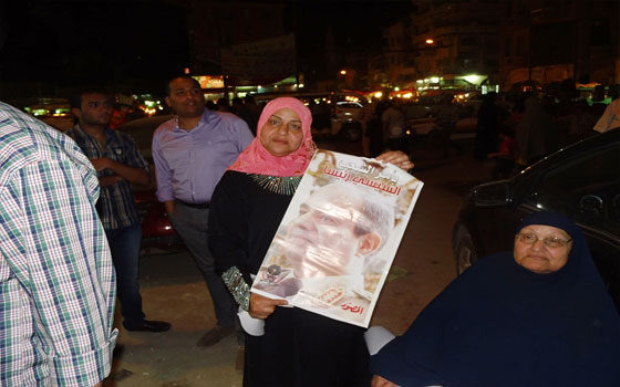 مصر اليوم - أهالي السويس يُتابعون حوار السيسي في ميدان الأربعين