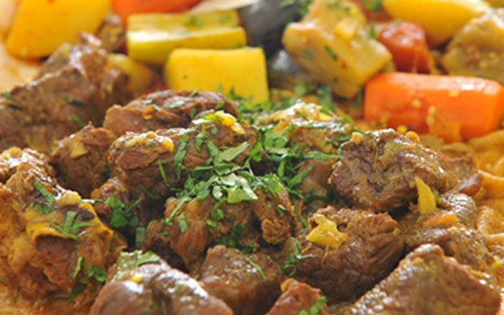   مصر اليوم - لحم الضأن بالخضراوات مع خبز المرقوق