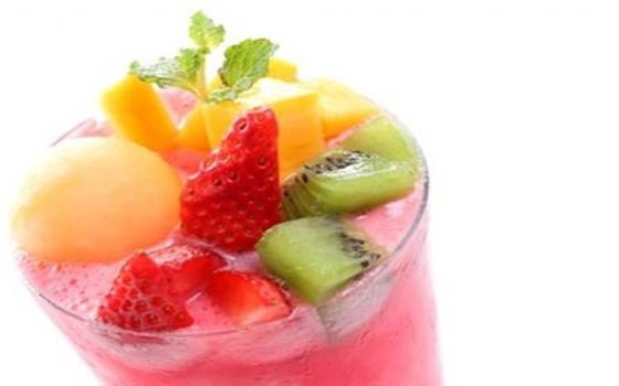   مصر اليوم - كوكتيل الفواكه بالآيس كريم