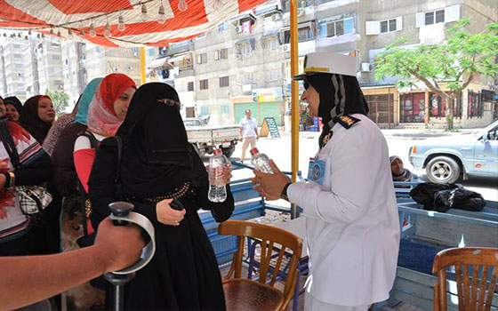   مصر اليوم - الشرطة النسائيّة في بورسعيد توزع زجاجات المياه على الناخبين