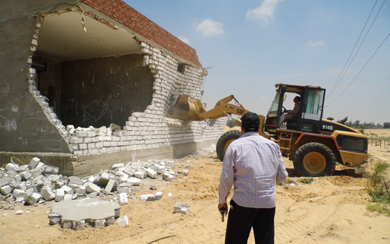 مصر اليوم - أمن مطروح يُزيل منازل ومحلات مُقامة على أرض الدولة