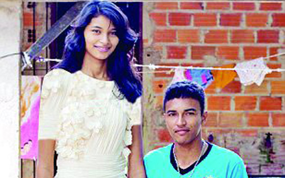   مصر اليوم - الشابَّة البرازيليَّة إليساني داكروز ترتبط بعريس أقصر منها بمتر