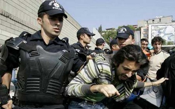   مصر اليوم - اعتقال 39 تركياً لإصرارهم على التظاهر بأماكن محظورة