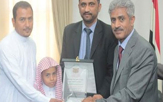   مصر اليوم - السفارة اليمنية في الرياض تكرم الطفل عبدالرحمن