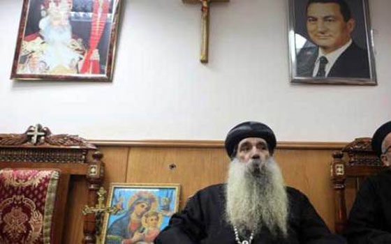 مصر اليوم - توقيّف صاحب رسالة تهديّد اغتيّال الأنبا كيرلس في قنا