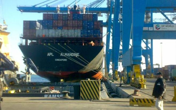   مصر اليوم - عقود جديدة لعمال بلاتنيوم في ميناء السخنة