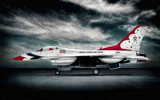   مصر اليوم - رجل يطير بـثندربيرد في ولاية أريزونا الأميركيَّة