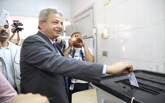   مصر اليوم - وزيّر الشباب  يُدلي بصوته في الانتخابّات الرئاسيّة في المهندسيّن