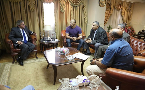   مصر اليوم - عبدالعزيز يستقبل المصارع كرم جابر لحل مشكلاته