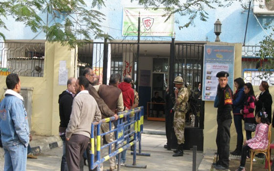 مصر اليوم - توقيف طالب إثر تهديده لمراقبي الامتحانات بـمطواه لمنعه من الغش