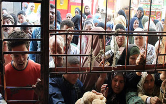   مصر اليوم - مصر اليوم يرصد تفاصيل مشاجرة عنيفة حدثت بسبب شراء خبز في كفرالشيخ