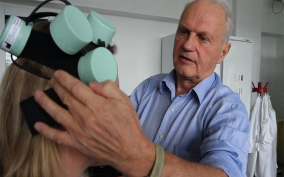   مصر اليوم - باحثون في الدنمارك يخترعون خوذة كهرومغناطيسيَّة تُعالج الاكتئاب