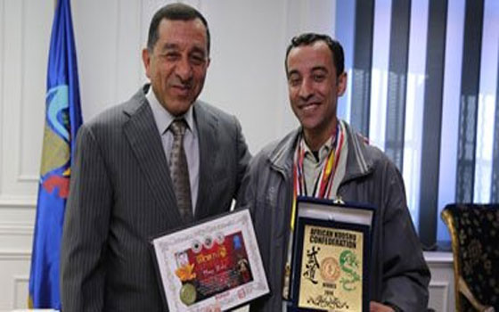   مصر اليوم - محافظ البحيرة يُكرِّم ابن دمنهور بطل العالم في الكونغوفو