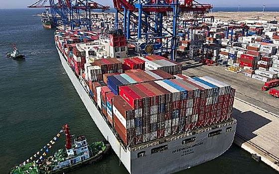   مصر اليوم - فتح 3 موانيء في السويس بعد إغلاقها الثلاثاء لسوء الأحوال الجوية