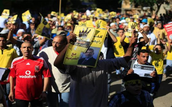 مصر اليوم - مناصرو مرسي يشعلون النيران في سيارتين في بني سويف