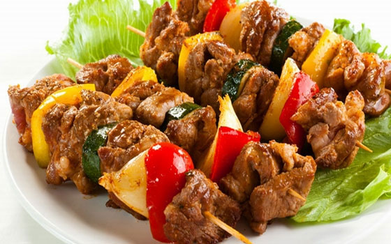   مصر اليوم - أسياخ اللحم والمشروم المشوى