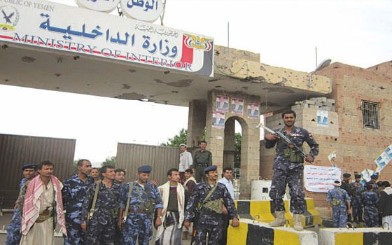 مصر اليوم - الدَّاخلية اليمنيَّة تكشف عن مُخطَّط لـالقاعدة لتنفيذ عمليَّات انتحاريَّة واغتيالات