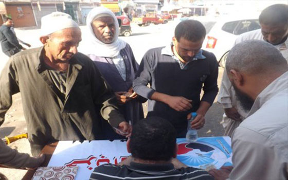 مصر اليوم - النور في البحيّرة يُساعد الناخبين على استخراج بياناتهم أمام اللجان