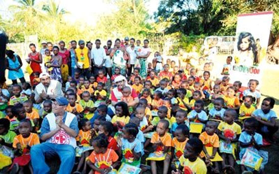   مصر اليوم - الإمارات توزِّع ملابس على 1500 طفل في باكستان