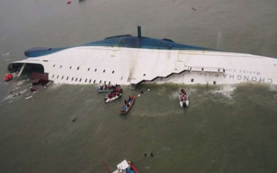   مصر اليوم - أنتشال خمس جثث جديدة من العبارة الكورية الغارقة