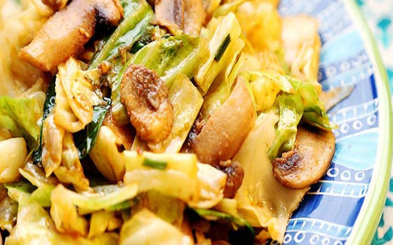   مصر اليوم - طريقة عمل الملفوف بالفطر