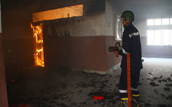 مصر اليوم - اشتعال النيران في 4 سيارات في جراج سيدي بشر