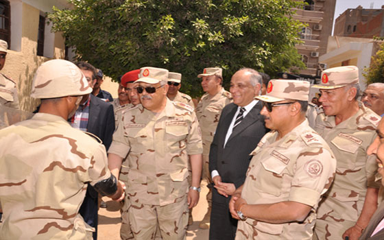 مصر اليوم - البتيتي وقيادات الجيش يتفقَّدون سير العمليَّة الانتخابيَّة في بني سويف