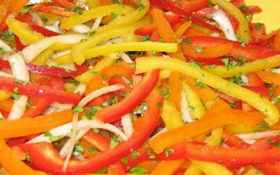   مصر اليوم - سلطة الكوسا بالفلفل الملون