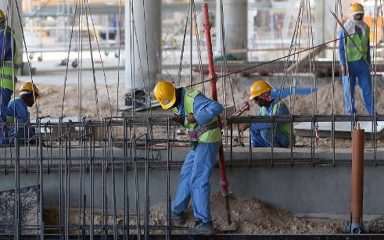 مصر اليوم - الحكومة القطرية تعد بالغاء نظام الكفالة للعمال الأجانب