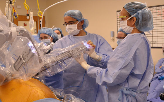   مصر اليوم - طبيّب عربّي يُجري 700 عملية قلب مفتوح بالروبوت من دون فتح الصدر