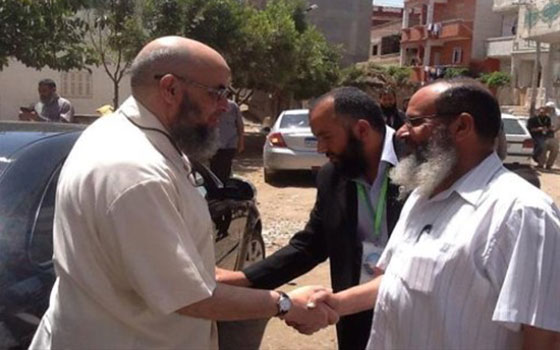 مصر اليوم - مخيون يدلي بصوته في مدرسة السلام في أبو حمص