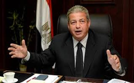   مصر اليوم - عبد العزيز يدرس المقترحات النهائيّة لقانون الرياضة الجديد