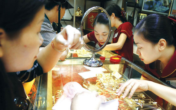   مصر اليوم - تراجع الطلب علي الذهب في آسيا