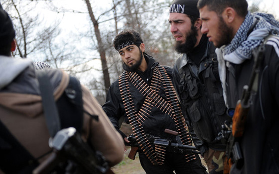   مصر اليوم - حافلتان تغادران أحياء حمص المحاصرة وعلى متنهما مقاتلين من المعارضة