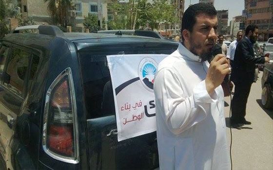 مصر اليوم - رئيس مجلس إدارة الدعوة السلفيّة في السويس يدلي بصوته في الانتخابات