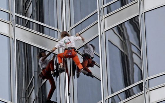 مصر اليوم - الرجل العنكبوت يتسلق فندقًا ارتفاعه 153 مترًا