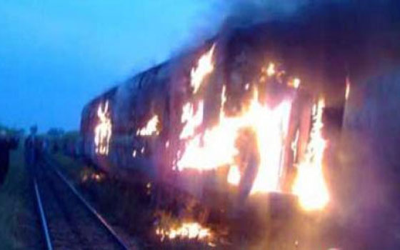   مصر اليوم - حريق يمتد إلى شريط السكة الحديد في سوهاج