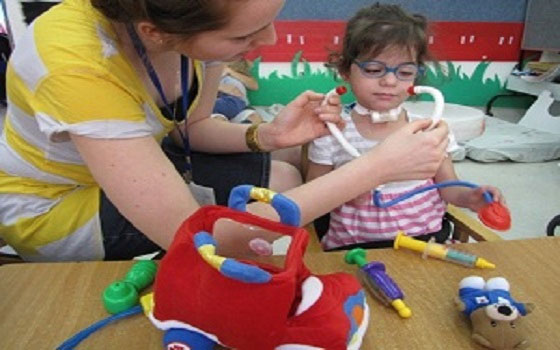   مصر اليوم - مشروع لعلاج مشاكل النطق لدى الأطفال من أبناء مدينة في رفح