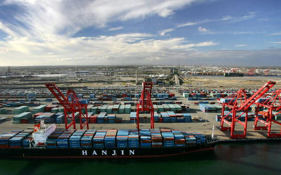   مصر اليوم - أكبر سفينة ترسو في محطة سايغون في موانئ دبي في فييتنام