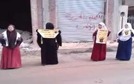 مصر اليوم - سلسلة بشريّة لنساء الإخوان في البحيرة للإفراج عن المقبوض عليهم