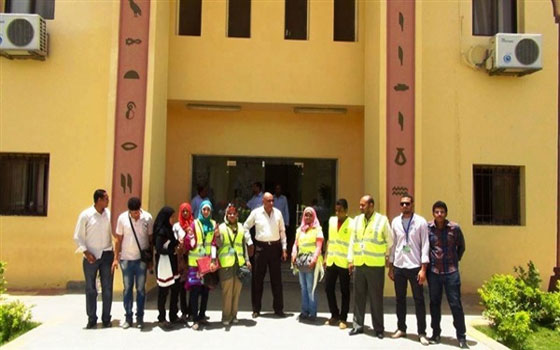 مصر اليوم - حملتي مستقبل وطن والمشير يحتفلان بعيد العمال أمام مصانع مصر