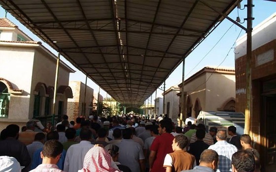   مصر اليوم - سلسلة بشريَّة لتوجيه رسالة إلى الرَّئيس المقبل من شباب تُجَّار بورسعيد